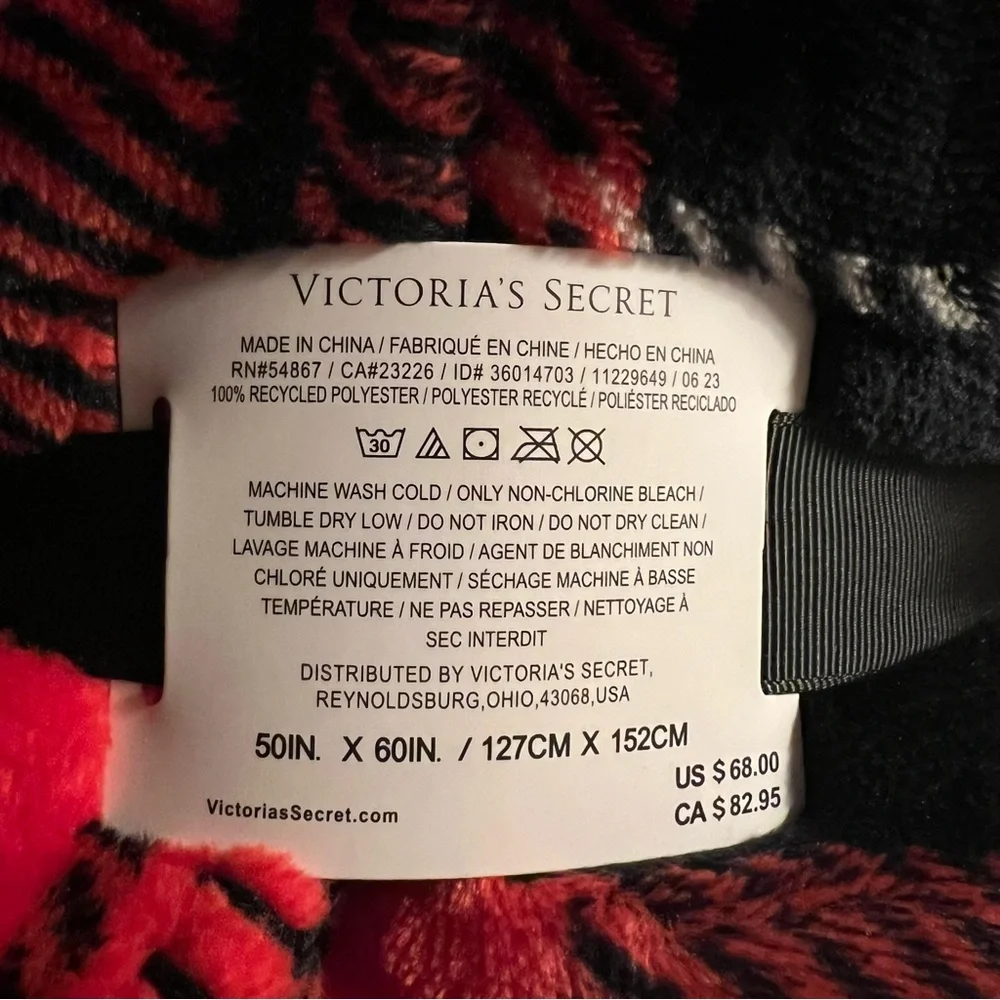 VICTORIA’S SECRET plaid blanket throw in black and red